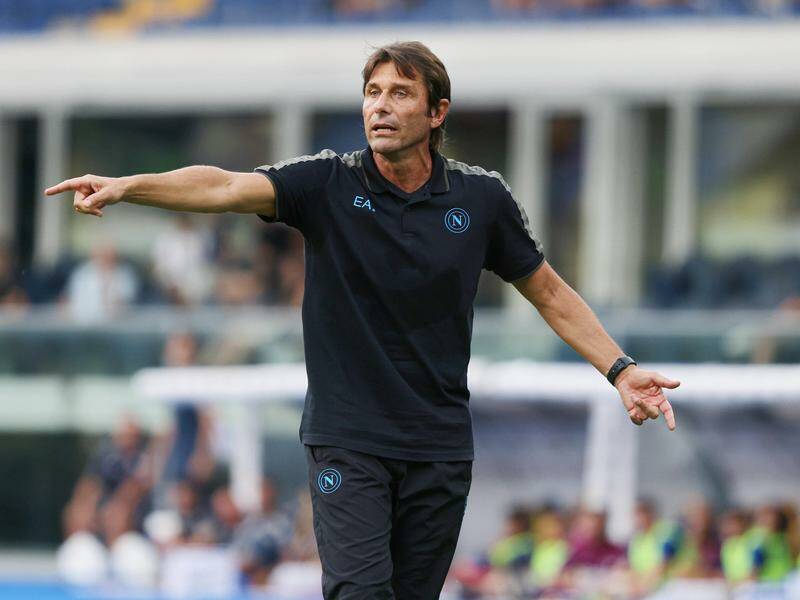 Antonio Conte memulai kekuasaannya di Napoli dengan kekalahan mengecewakan 3-0 melawan Hellas Verona di Serie A, setelah itu ia meminta maaf kepada para penggemar.