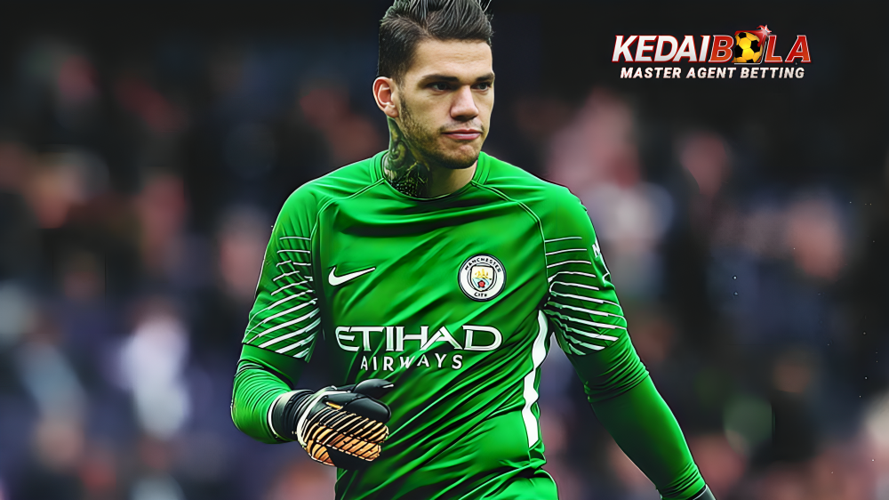 Kiper Brazil Ederson mengungkapkan ia mendukung rekan senegaranya Vinicius Jr untuk memenangkan Ballon d’Or daripada rekan setimnya di Manchester City, Rodri