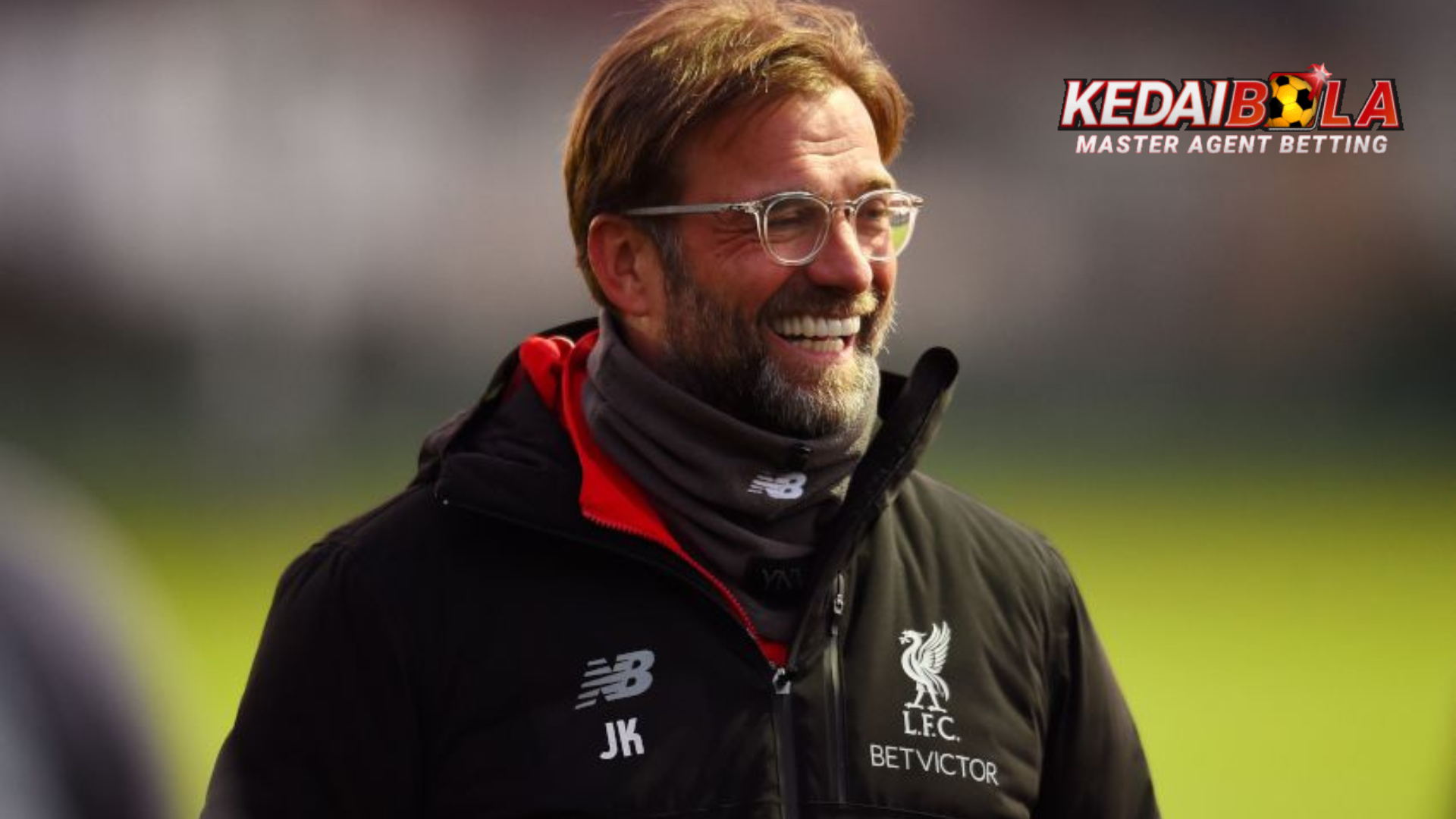 Para penggemar Mainz yang marah menyampaikan perasaan mereka kepada Jurgen Klopp dengan memasang spanduk yang memprotes kepindahan mantan pelatih itu ke grup Red Bull