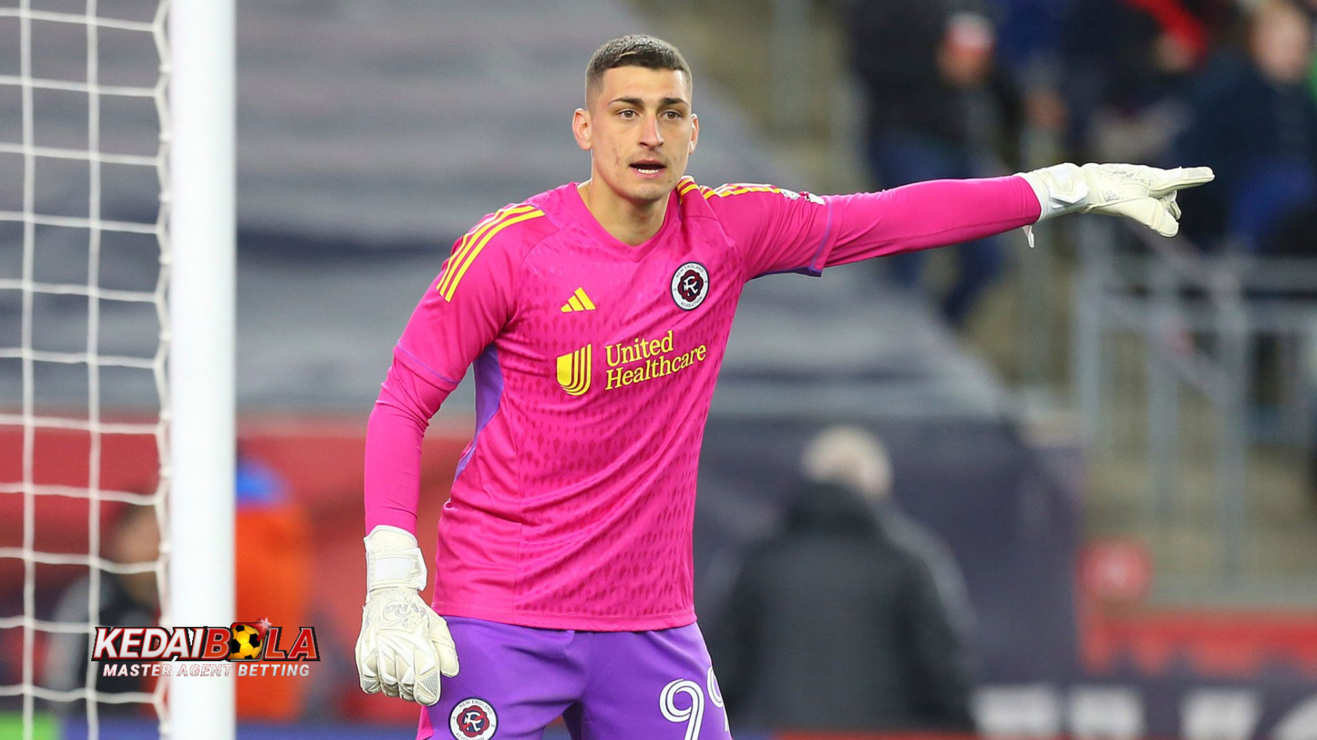 Pemain pinjaman Chelsea Djordje Petrovic mengakhiri karier gemilangnya di Strasbourg dengan penghargaan Pemain Terbaik Musim Ini karena ketidakpastian seputar masa depan sang kiper di tengah hubungan dengan Leeds dan Bayer Leverkusen